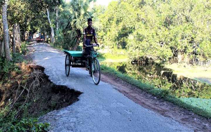 রাস্তার বেহালদশায় যাতায়াতে দুর্ভোগ