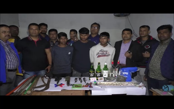 যশোরে ছাত্রাবাসে অভিযান,দেশী-বিদেশী আগ্নেয়াস্ত্র ও মাদকদ্রব্য উদ্ধার