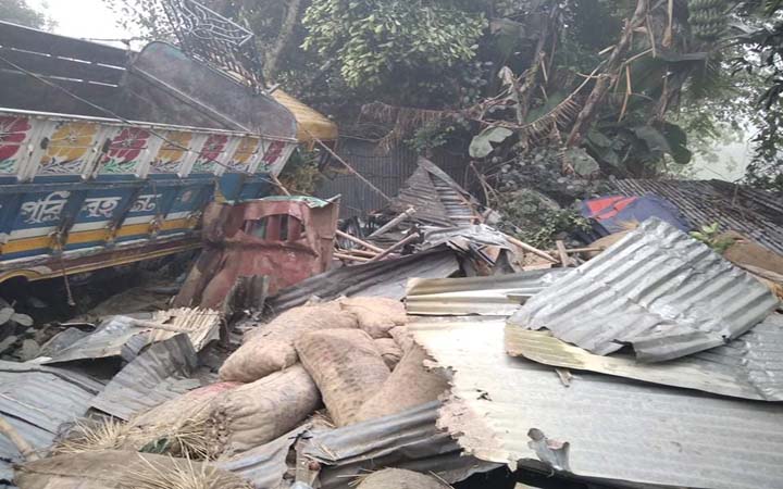 পাবনার চাটমোহরে কুঁড়ে ঘরের উপর ট্রাক, ঘুমন্ত ব্যক্তির মৃত্যু