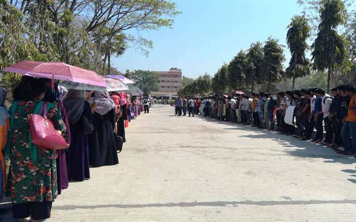 নিরাপদ কুবি চাই মানববন্ধনে শিক্ষার্থীরা