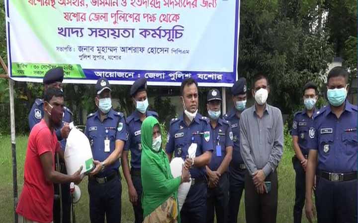 যশোরে হতদরিদ্রদের মাঝে পুলিশের খাদ্য সহায়তা অব্যাহত