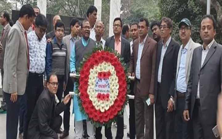 ঢাকায় বঙ্গবন্ধুর প্রতিকৃতিতে ইবি বঙ্গবন্ধু পরিষদের শ্রদ্ধাঞ্জলি