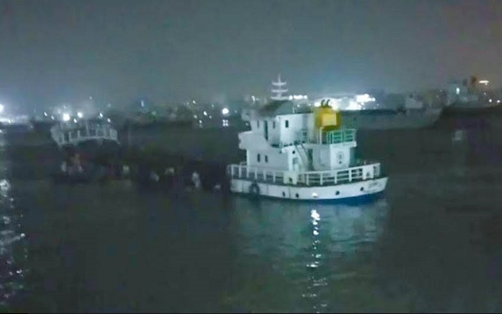 চট্টগ্রামের কর্ণফুলী নদীতে জাহাজ ডুবি