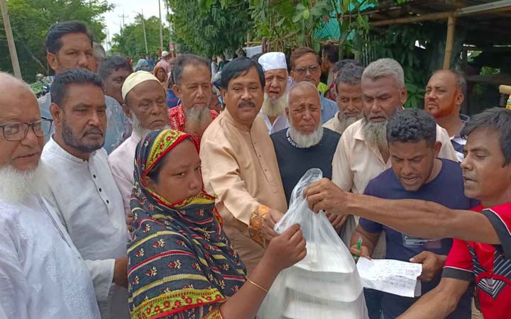 বন্যার্তদের মাঝে খাবার বিতরণ করলেন সাবেক কুসিক মেয়র সাক্কু