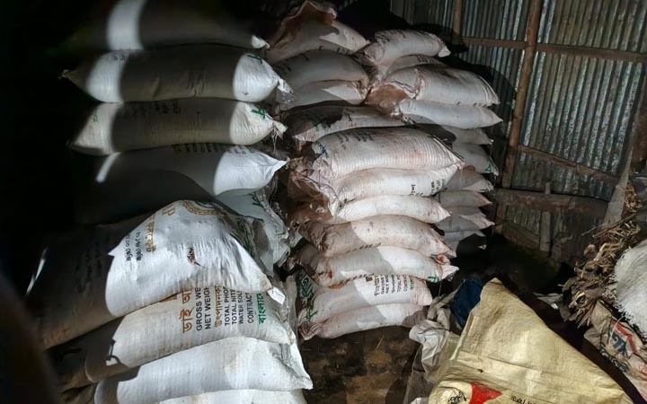 কীটনাশক ব্যবসায়ীর বাড়ি থেকে ১০৬ বস্তা সরকারি সার জব্দ
