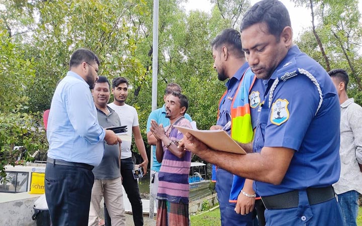 কপোতাক্ষে অবৈধভাবে বালি উত্তোলনের দায়ে আটক ১