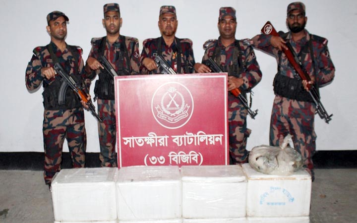 ঢাকায় আনার পথে ১৬৪ কেজি জেলি পুশকৃত চিংড়ি জব্দ