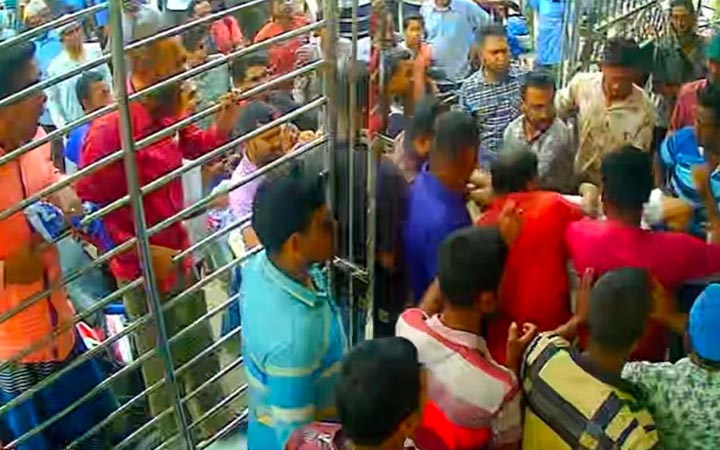 বালু লুটের সংবাদ প্রকাশের জেরে প্রেসক্লাবে হামলা, আটক ২