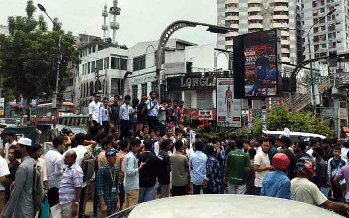 শিক্ষা উপদেষ্টা ও সচিবের পদত্যাগ দাবিতে সায়েন্সল্যাব মোড় অবরোধ