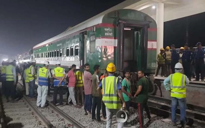 বঙ্গবন্ধু সেতুতে ট্রেন লাইনচ্যুত, কারণ জানতে তদন্ত কমিটি