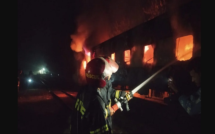 হরতাল: জামালপুরে যমুনা এক্সপ্রেস ট্রেনে আগুন