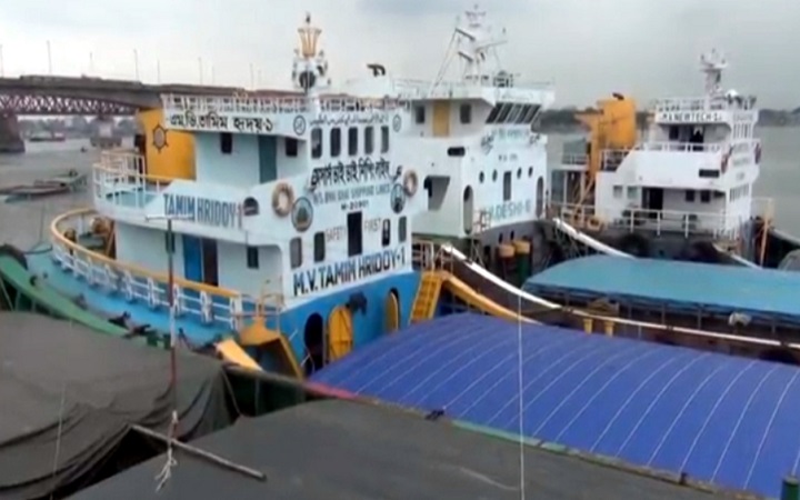 ব্রাহ্মণবাড়িয়ার আশুগঞ্জ বন্দরে অনির্দিষ্টকালের নৌযান ধর্মঘট