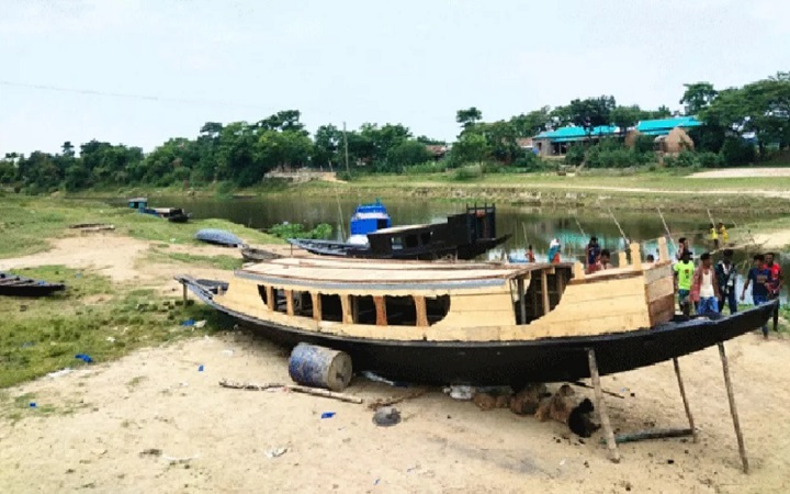 সুনামগঞ্জে হাওর-নদীতে পানি না থাকায় কাজ নেই নৌকাশ্রমিকের