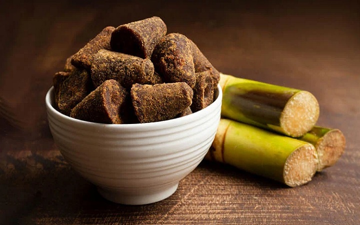 এই মৌসুমে চিনির পরিবর্তে গুড় খাবেন কেন
