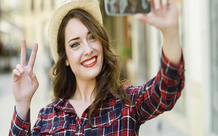 ‘০.৫ সেলফি’ কেন ট্রেন্ডে, কীভাবে তোলে এমন সেলফি?