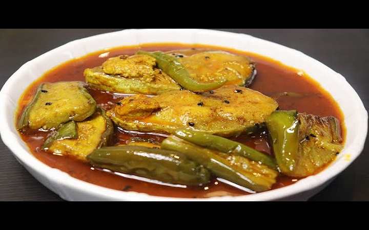 রেসিপি: আলু-বেগুন দিয়ে ইলিশ মাছের ঝোল