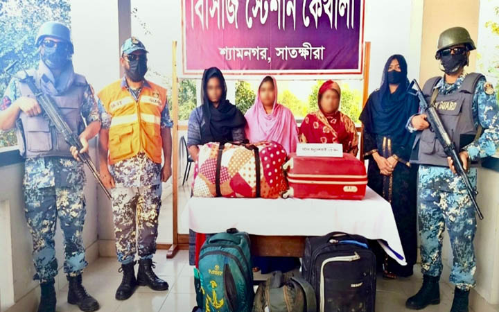 শ্যামনগরে ভারতীয় পণ্যসহ ৩ নারী অনুপ্রবেশকারী আটক
