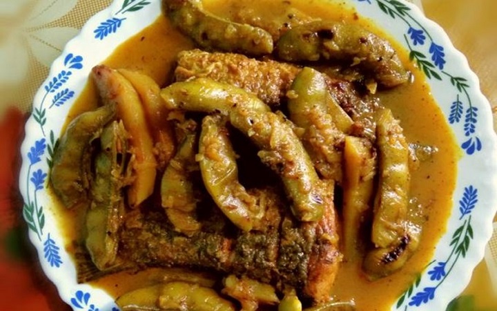 রেসিপি: আলু ও শিম দিয়ে কাতলা মাছের ঝোল