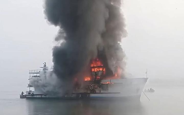 সেন্ট মার্টিনগামী জাহাজে আগুন