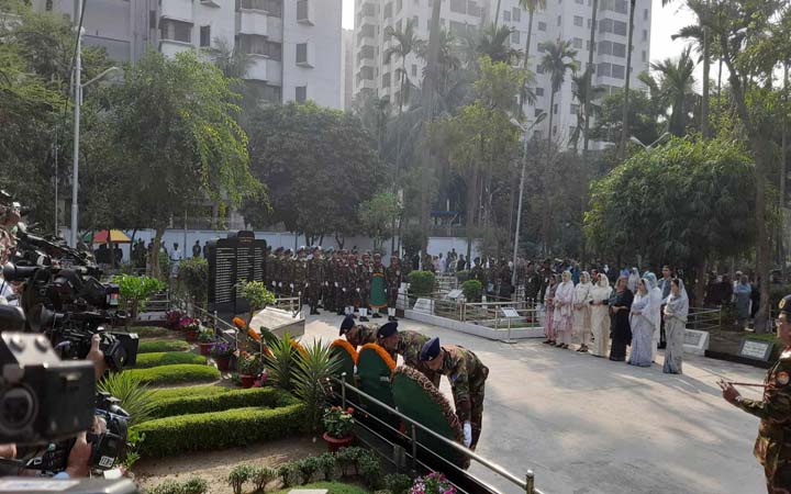 সামরিক কবরস্থানে স্বরাষ্ট্র উপদেষ্টাসহ তিন বাহিনী প্রধানের শ্রদ্ধা