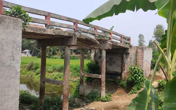 সিরাজগঞ্জে সেতু ভেঙে পড়ায় দুর্ভোগে ৪০ গ্রামের মানুষ