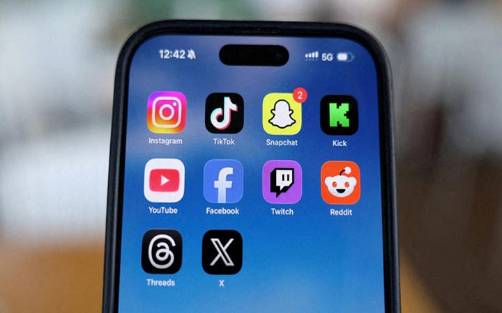 শিশুদের সুরক্ষায় ফেসবুক, ইউটিউব নিষিদ্ধ করলো ইন্দোনেশিয়া