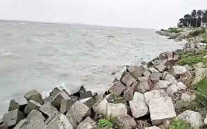 ঝড়ে পদ্মায় ডুবল সিমেন্টবোঝাই ৩ ট্রলার