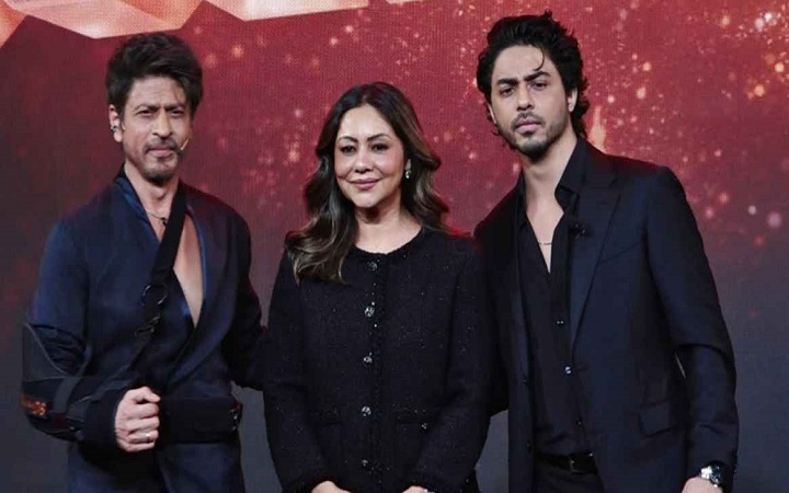 ভাঙা হাতে ছেলের অভিষেক অনুষ্ঠানে শাহরুখ