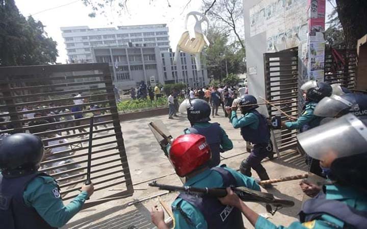 প্রেসক্লাব এলাকায় ছাত্রদল-পুলিশ সংঘর্ষ