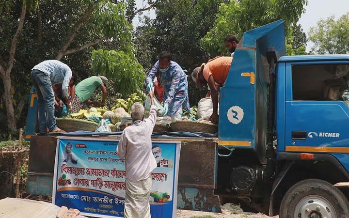 সাধারণ মানুষকে হাটবাজারে যেতে নিরুৎসাহী করতে কাঁচা তরকারির গাড়ি যাচ্ছে অসহায় মানুষের বাড়ি বাড়ি