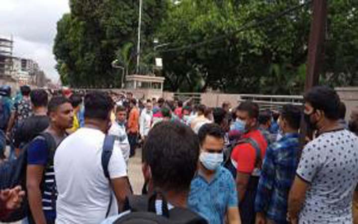 বৃষ্টি উপেক্ষা করে এয়ারলাইন্সের অফিসে সৌদি প্রবাসী টিকিট প্রত্যাশীদের ভিড়