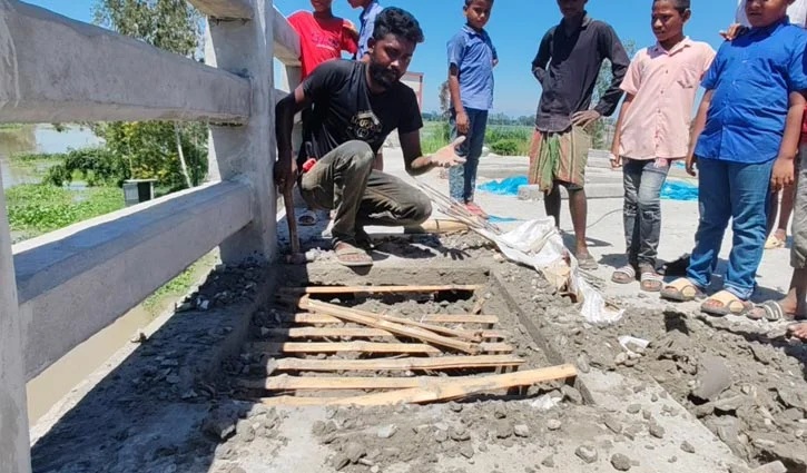 টাঙ্গাইলে রাতে ব্রিজে রডের বদলে বাঁশ দিয়ে ঢালাই