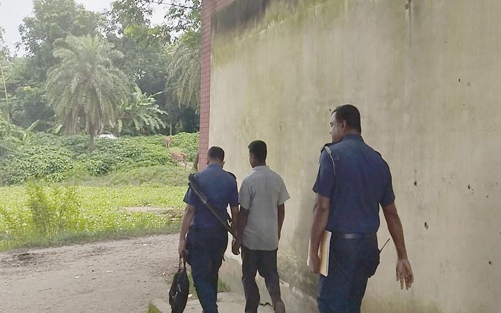 টাঙ্গাইলে শিক্ষার্থীকে শ্লীলতাহানীর অভিযোগে শিক্ষক আটক