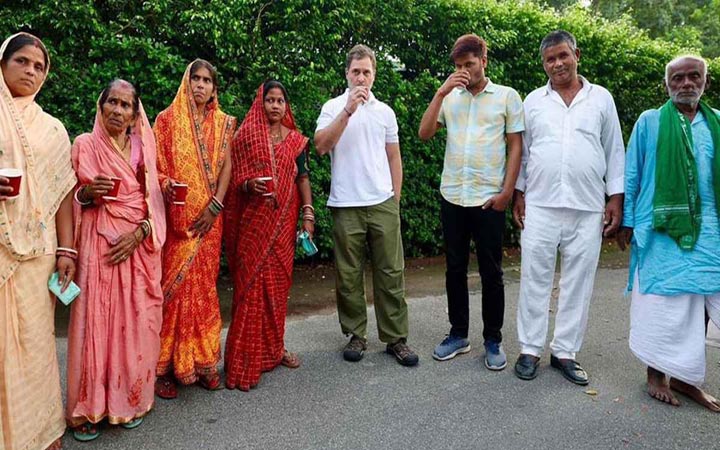 ‘মৃত’ ভোটারদের সঙ্গে রাহুল গান্ধীর চা-পার্টি