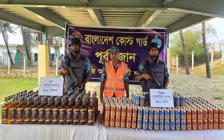টেকনাফে ট্রলার থেকে বিপুল বিয়ার ও মদ জব্দ