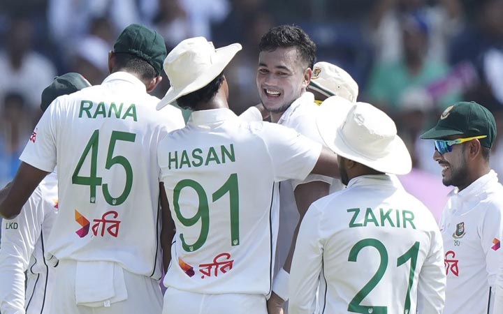 ব্যাটিং বিপর্যয়ে বড় হারের মুখে বাংলাদেশ