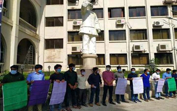 কুবিতে স্নাতক এবং স্নাতকোত্তর চূড়ান্ত পরীক্ষা নিতে মানববন্ধন