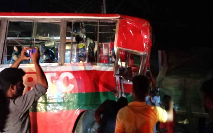 ঠাকুরগাঁওয়ে ট্রাক-বিআরটিসি বাসের মুখোমুখি সংঘর্ষ, আহত ১৫