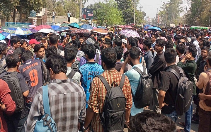 ধর্ষকদের সর্বোচ্চ শাস্তির দাবিতে রাবি শিক্ষার্থীদের বিক্ষোভ
