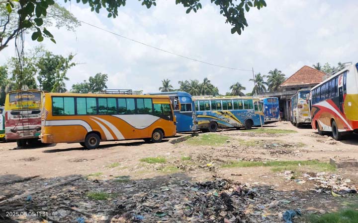 ভোলায় ২য় দিনের মতো চলছে বাস ধর্মঘট, যাত্রীদের ভোগান্তি