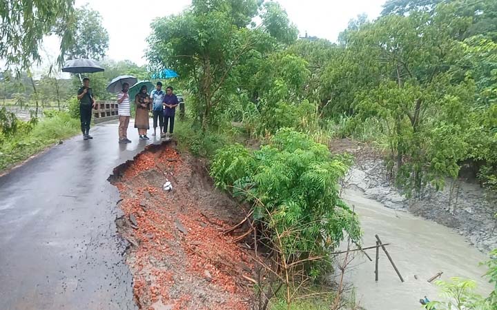 নদী ভাঙনে ধসে পড়ল সোনাগাজীর ৩ সড়ক