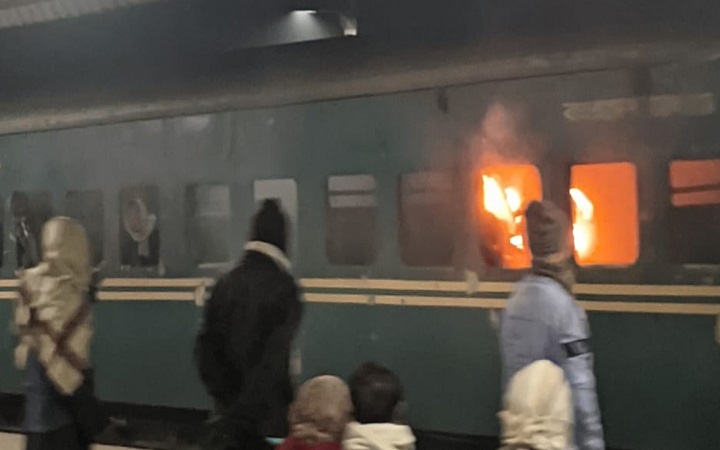 জয়পুরহাটে যাত্রীবাহী ট্রেনে আগুন