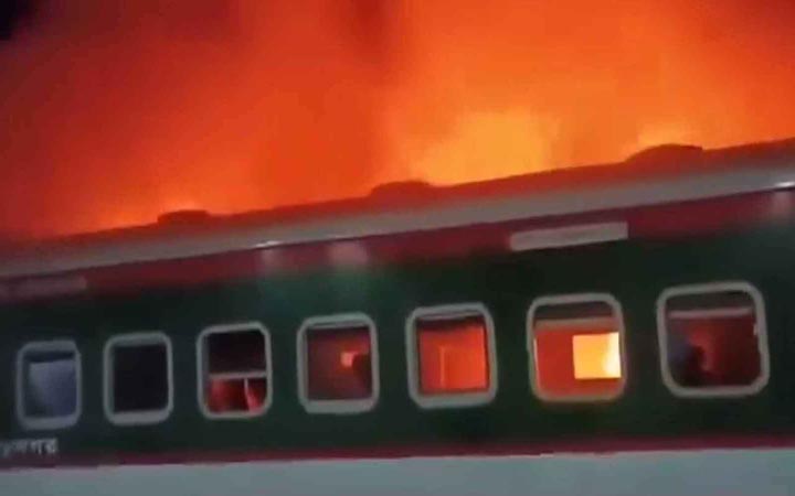 টাঙ্গাইলে কমিউটার ট্রেনে আগুন, দুই বগি পুড়ে ছাই