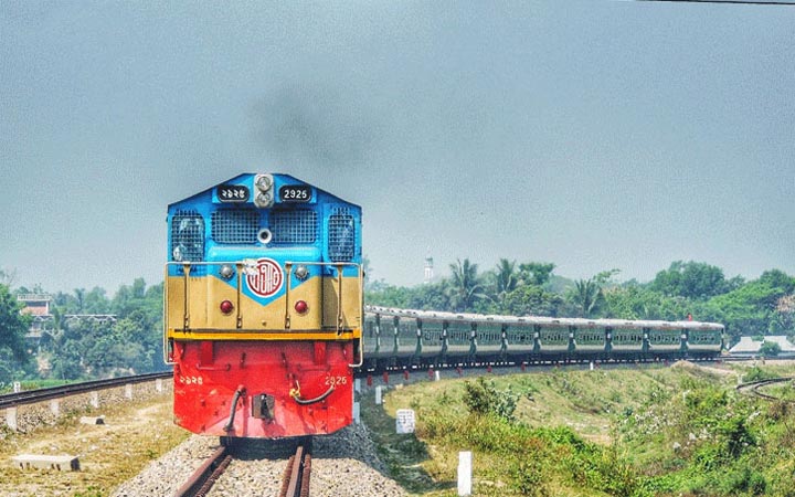 নাটোরে ইঞ্জিন বিকল, আড়াই ঘণ্টা পর ট্রেন চলাচল স্বাভাবিক