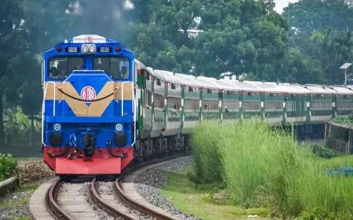 যাত্রীবাহী ট্রেন রেখে উধাও চালক, ফিরলেন ১ ঘণ্টা পর