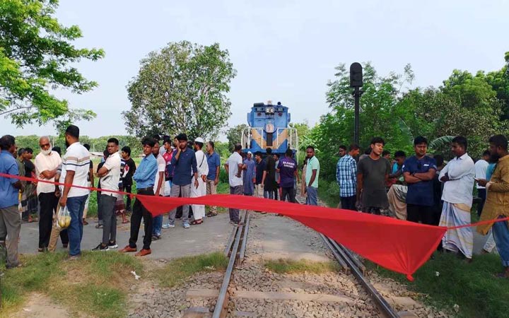 যাত্রাবিরতির দাবিতে রাজশাহীতে ট্রেন থামিয়ে রেলপথ অবরোধ