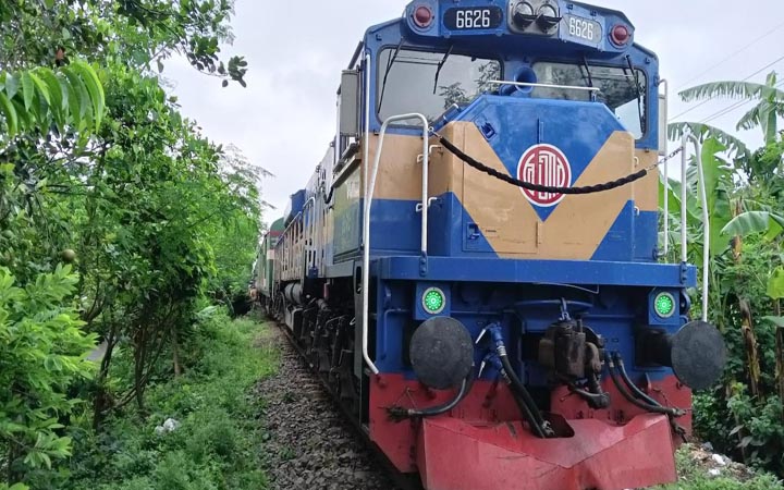 ইঞ্জিনের যান্ত্রিক ত্রুটিতে পথে থেমে গেল মধুমতি ট্রেন