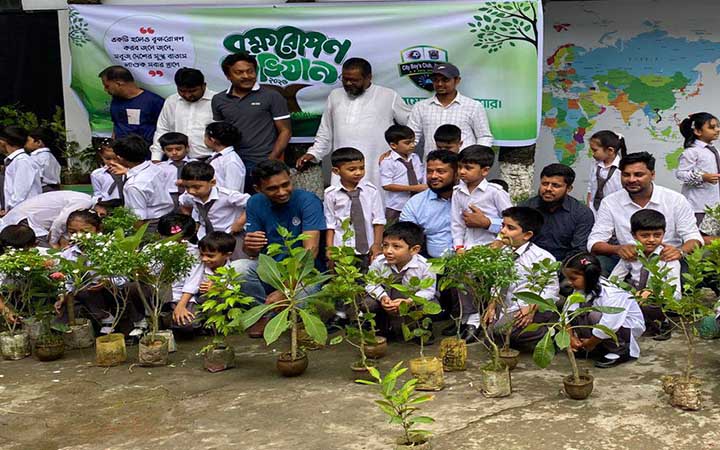 বৃক্ষের সাথে শিশুর মিতালী