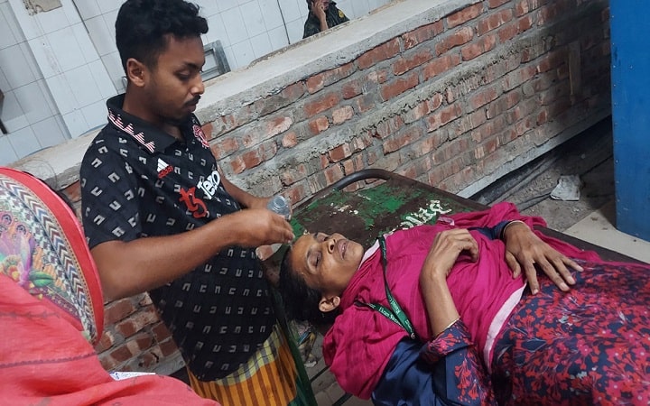 ত্রিশালে গার্মেন্টসের বাস উল্টে ১৪ শ্রমিক আহত