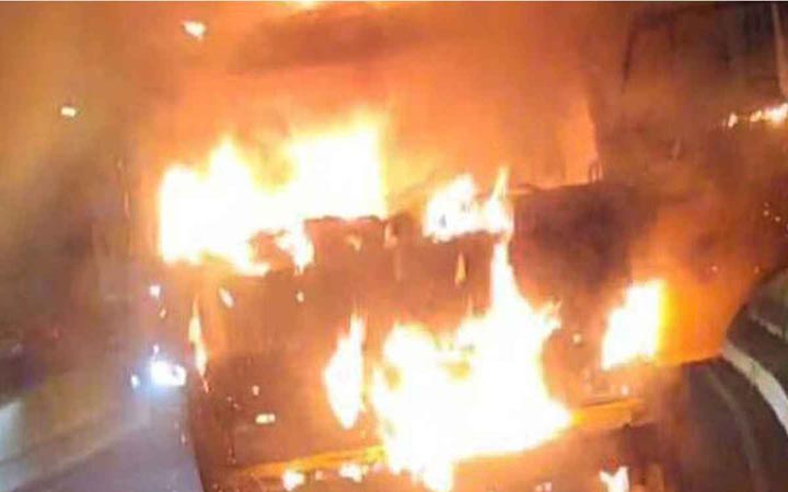 রাজধানীতে হানিফ ফ্লাইওভারে চলন্ত ট্রাকে আগুন